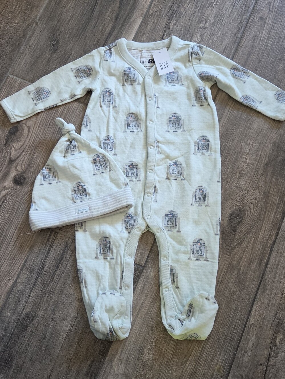 GAP Baby NWT 6-9 Months Striped Star Wars R2D2 Footie Romper and Hat